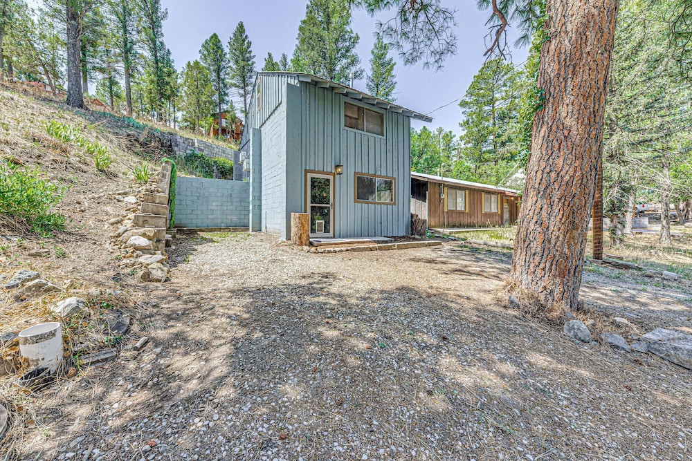 < 1 Mi to Grindstone Lake: Cabin w/ Large Yard!