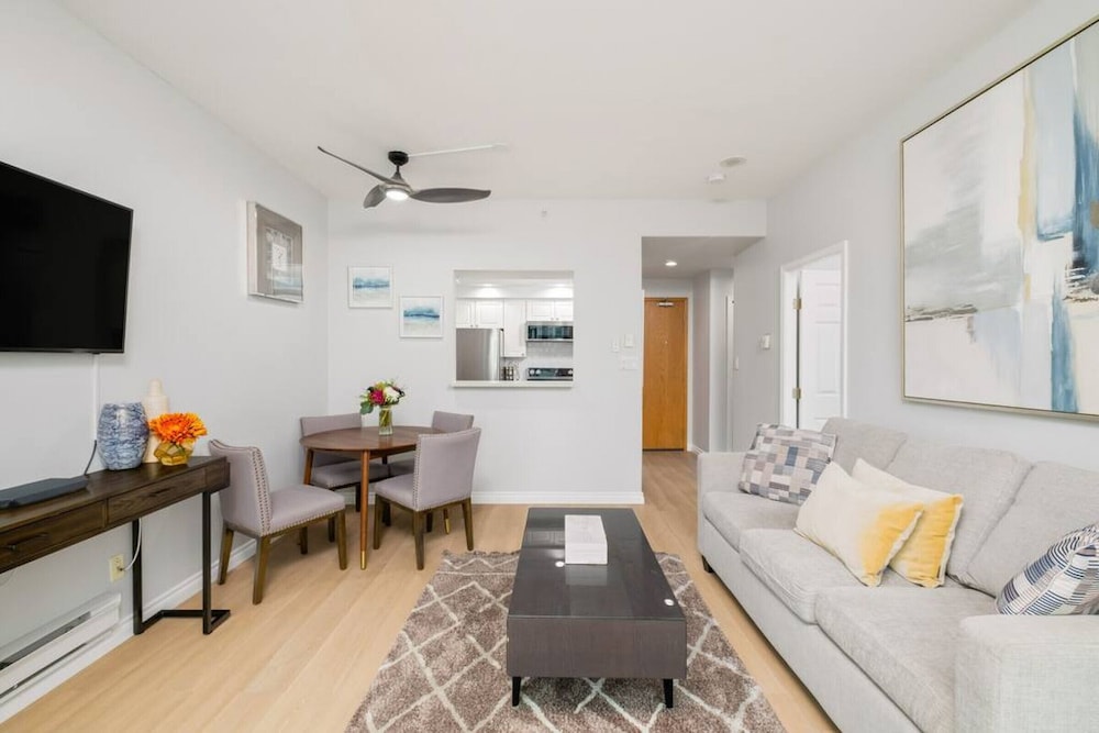 1 Bdrm With View of Ocean Very Centrally Located - Image 3