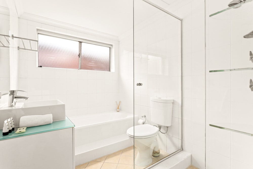 Bright and Convenient Apartment, Close to Shops