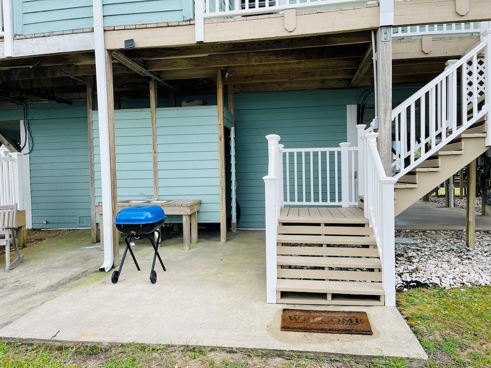 Fore Shore West- 4 Bedroom Home by RedAwning
