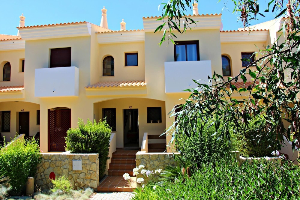 Traditional Townhouse in Vila Sol by Ideal Homes