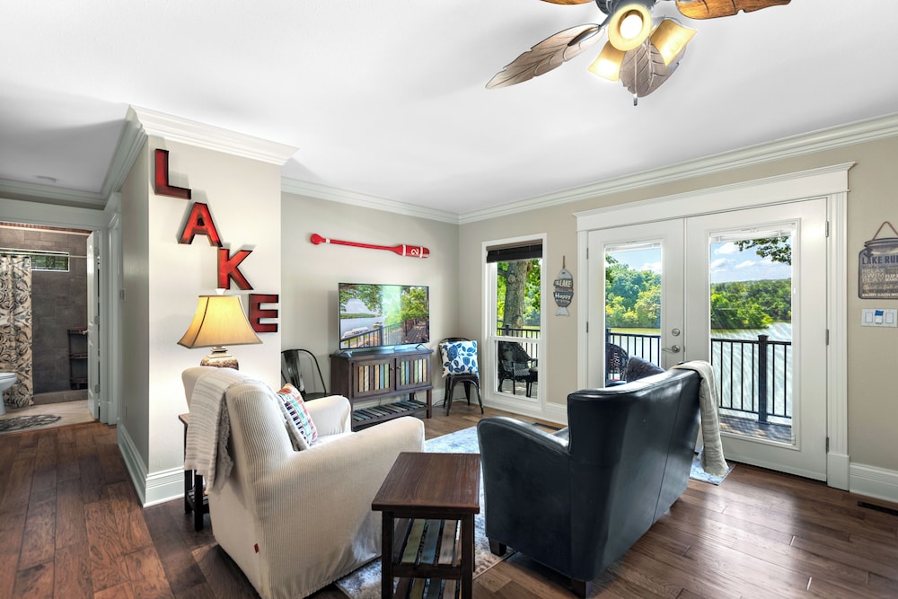 Lakeside Oasis Room for 12!