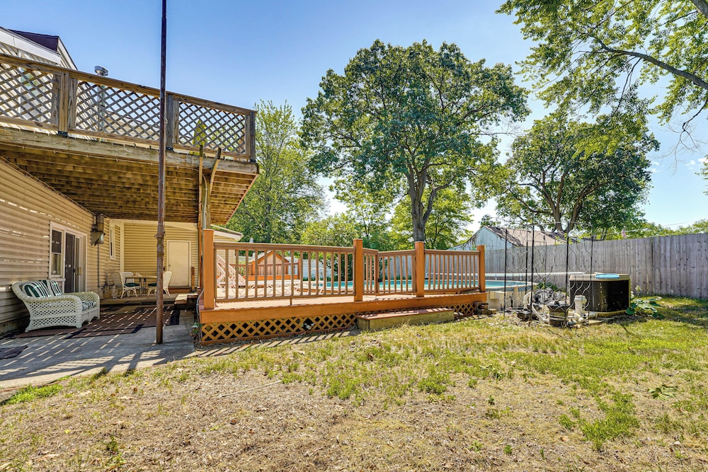 Private Pool & Yard: Pet-friendly Home in Toledo