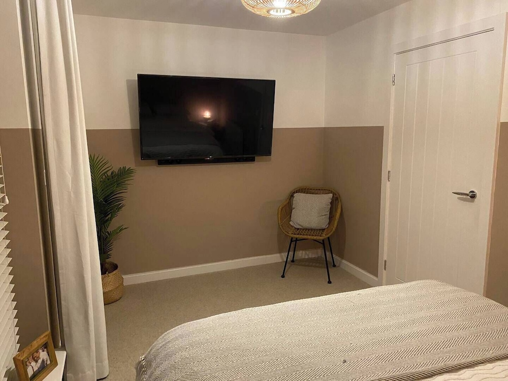 House-sleeps3-parking-garden-petfriendly