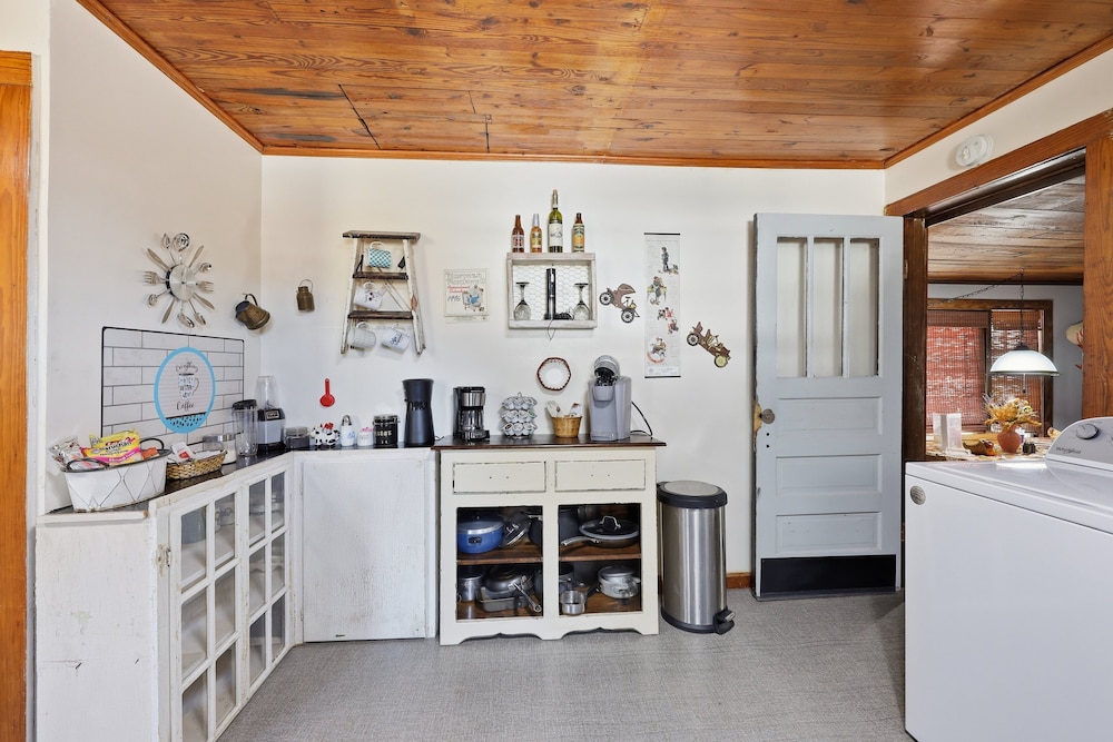 Cozy Country Retreat Hot Tub, Fire Pit & Guitars 2 Bedroom Home