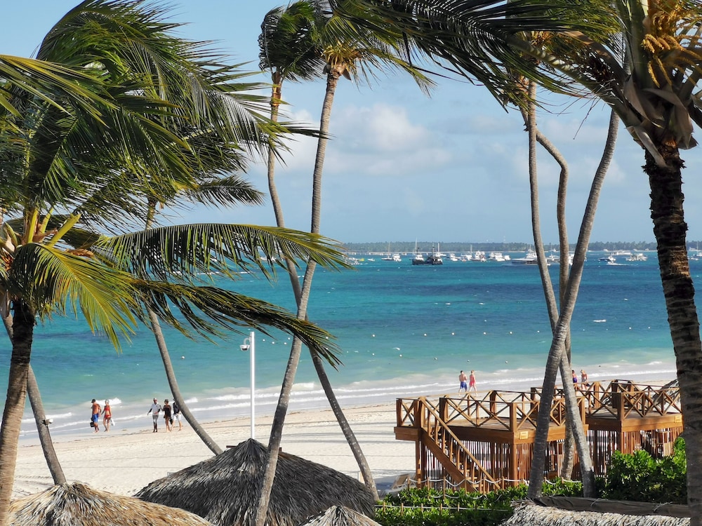Los Corales Tropical Beach Resort & SPA