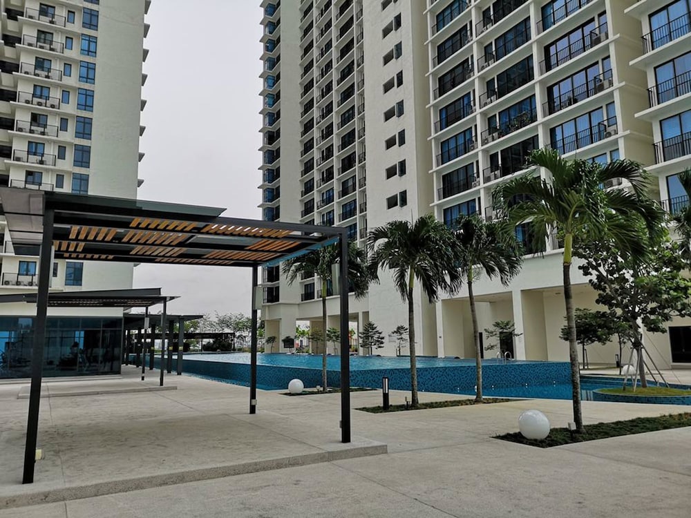 Machome GuestHome at Trefoil Setia City photo 2
