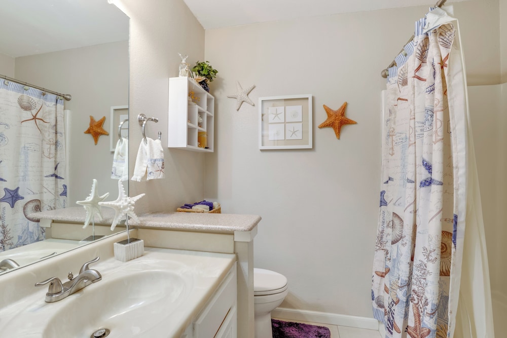 5 Mi to Lewisville Lake: Couple's Retreat w/ Yard