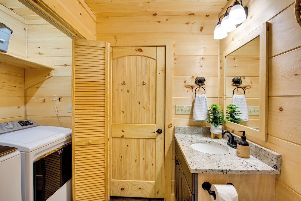 Lakefront Cabin in Elk Park w/ Hot Tub & Mtn Views