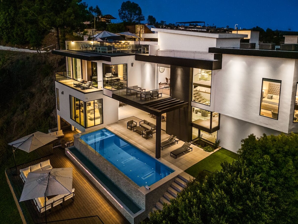 Linda Flora Modern Estate