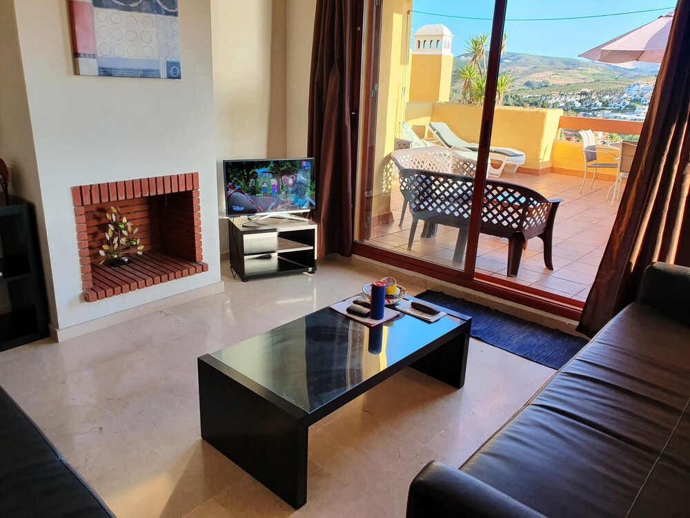 3 Bed Penthouse - Sleeps 8 - Pool - Sea View