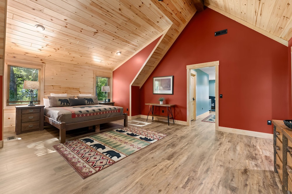 Black Bear Lodge by Avantstay Lakefront Dock Pool Theater Sleeps 20