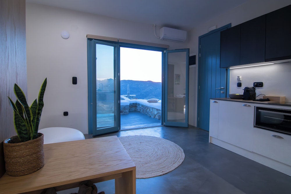 Thronos Suites