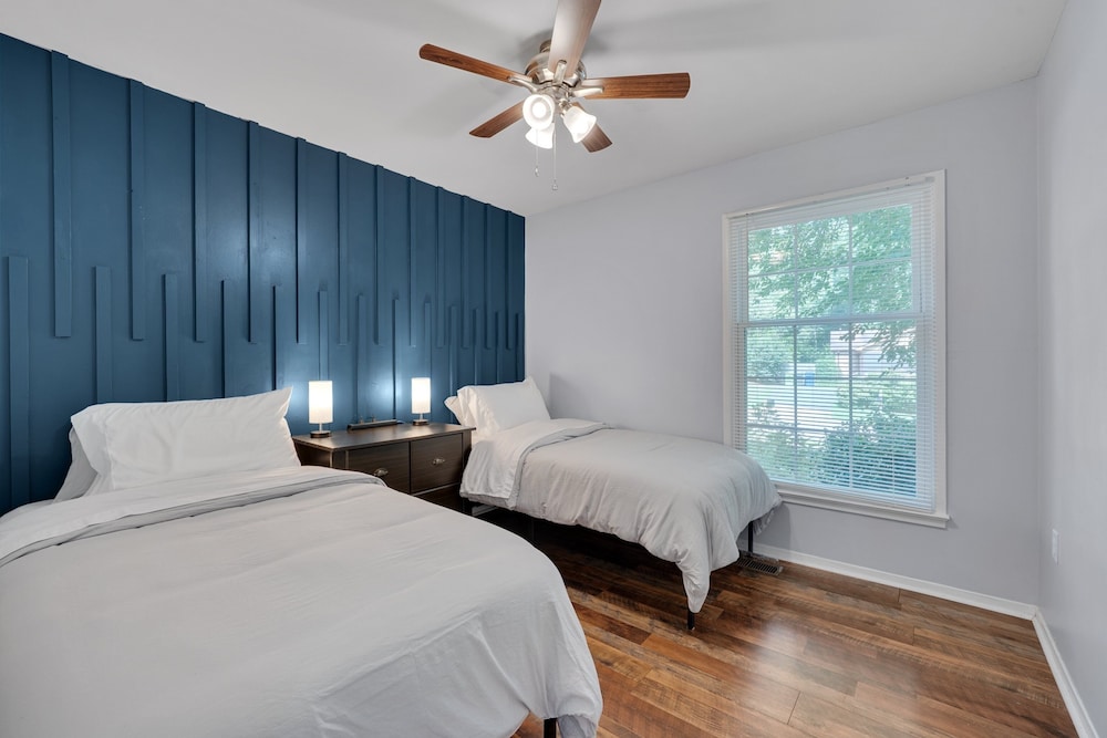 Relaxing Retreat Near North Hills & Downtown 3 Bedroom Home