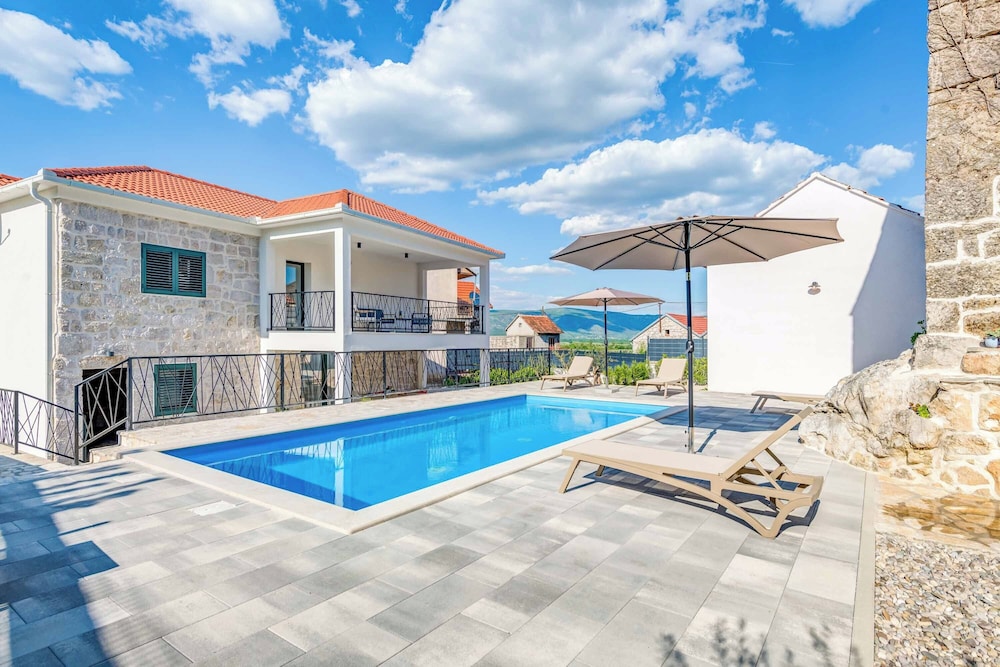 Villa Elegant Stone
