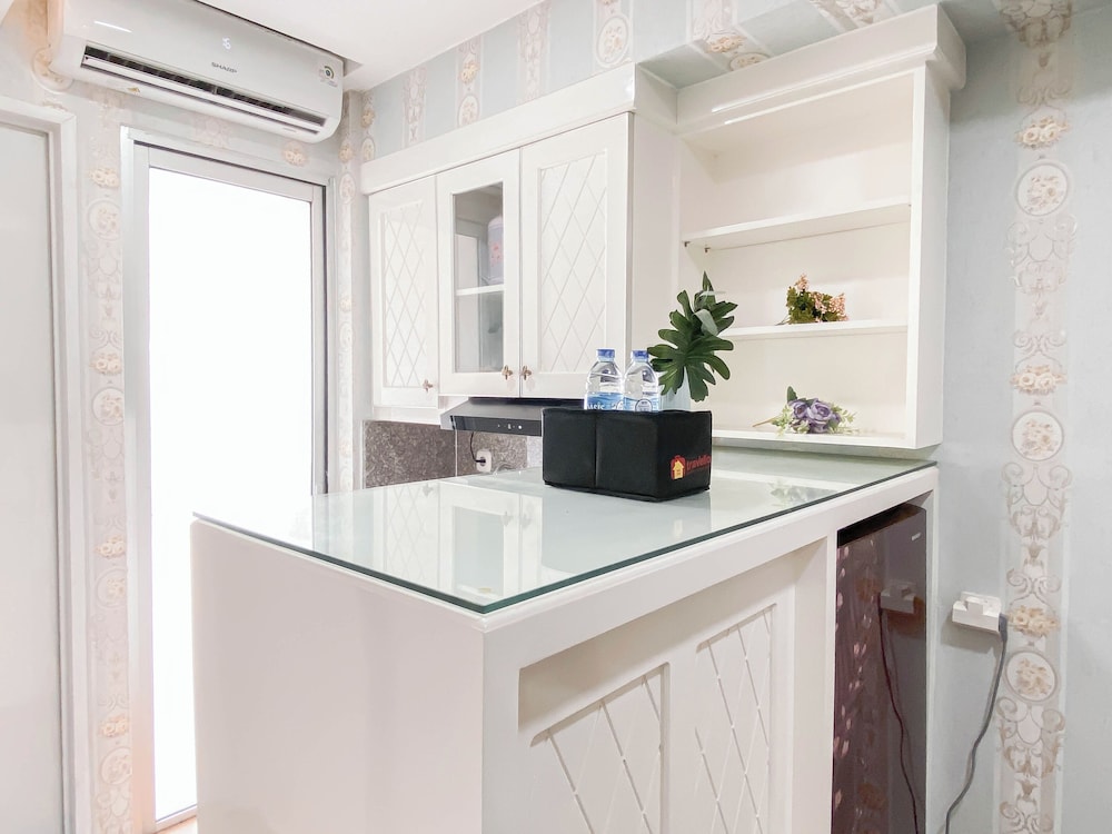 White Accent 1Br Near Mall At Bassura City Apartment