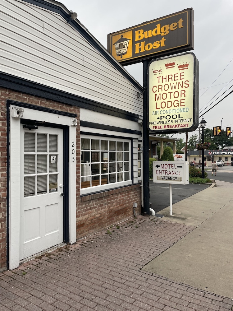 Budget Host Three Crowns Motor Lodge