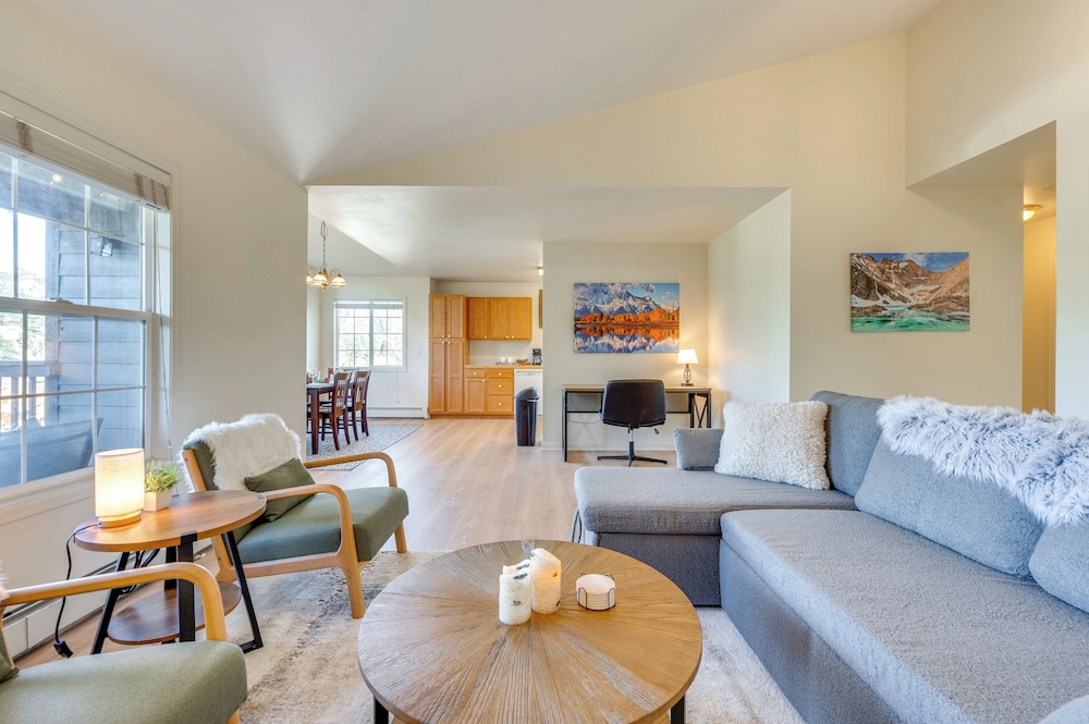 Walk to Downtown: Mountain-view Estes Escape
