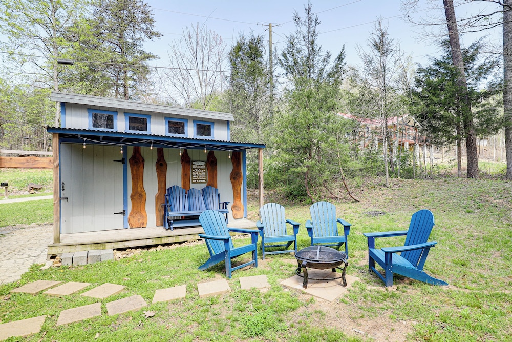 Hot Tub & Fire Pit: Getaway in Sevierville!