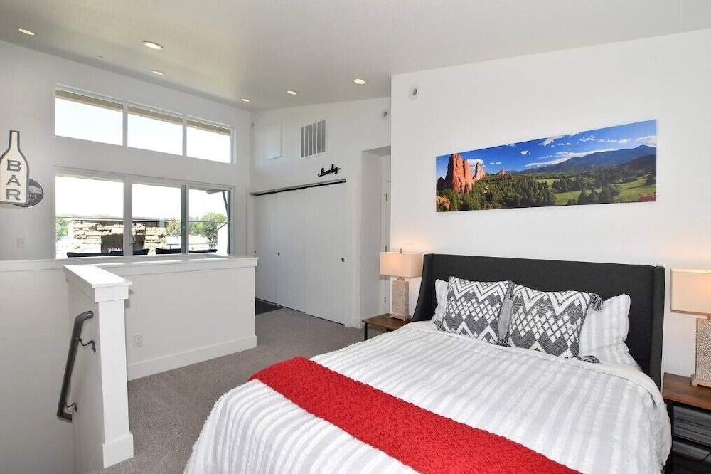 Elegant Mountain Haven - King Bed & Fireplaces