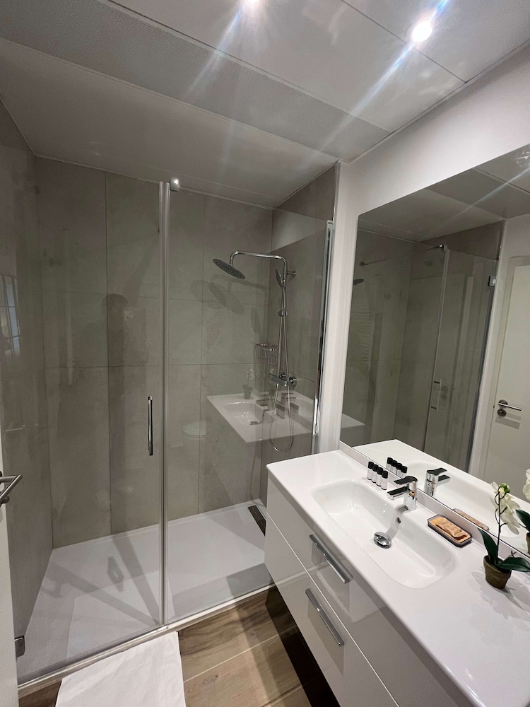 w Chic Urban 3BR w Sunny Terrace in Chueca