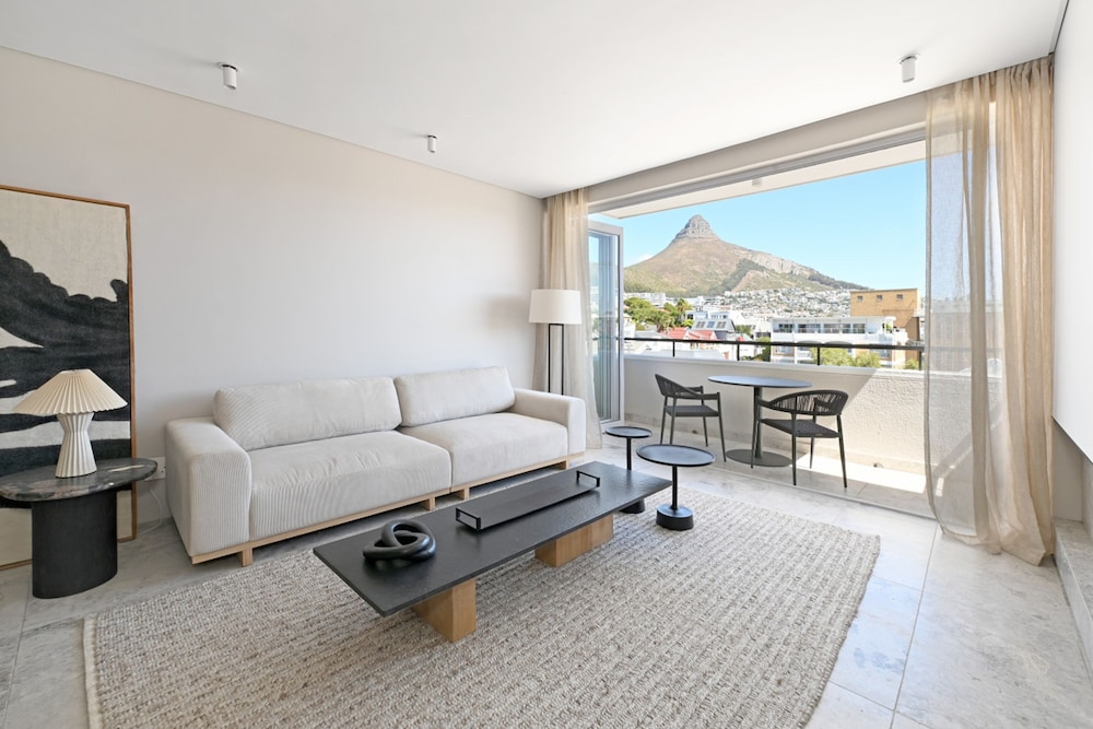 Elegant One Bed Sea Point Mountain Views