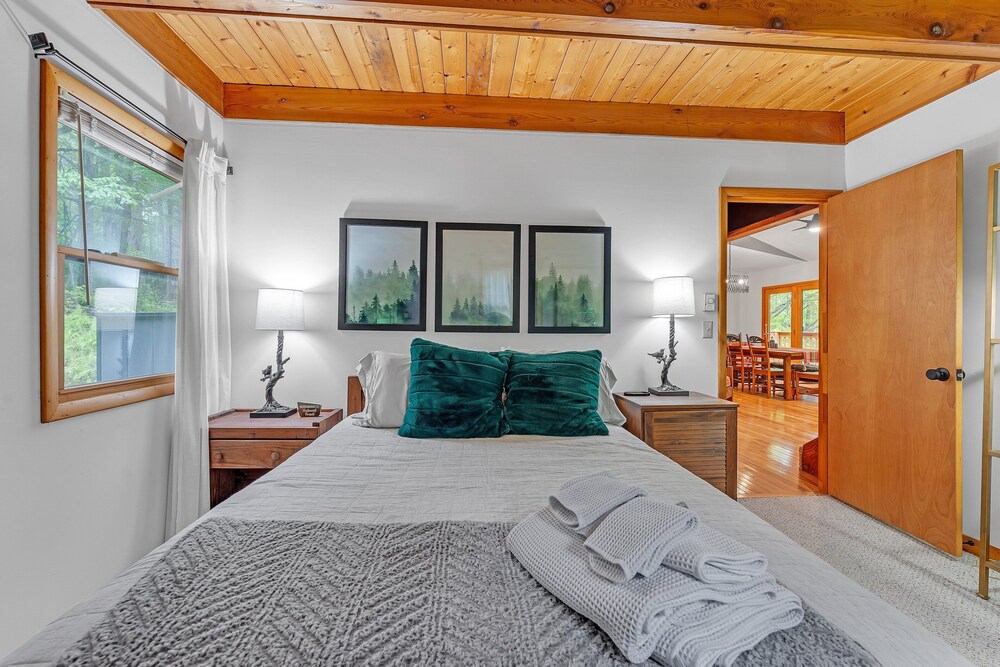 Modern Mountain Retreat Near Dolly Sods & Skiing 3 Bedroom Home