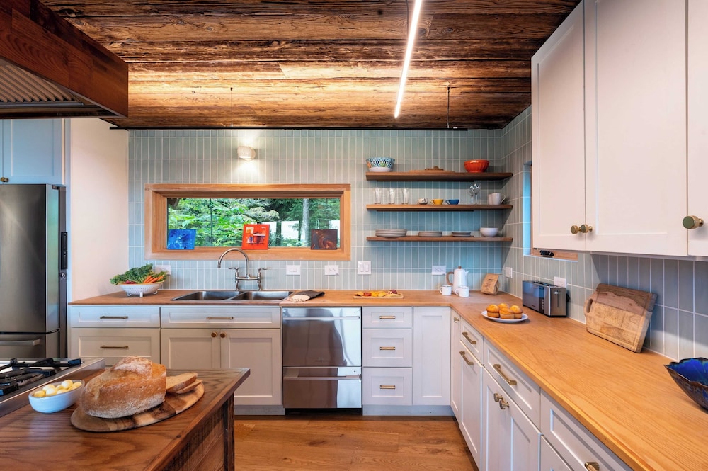 Modern Catskills Escape w/ Open Living, Steam Shower, Fireplace & Hot Tub w/ Mountain Views, Minutes From Woodstock & Trails Suncliff Vista