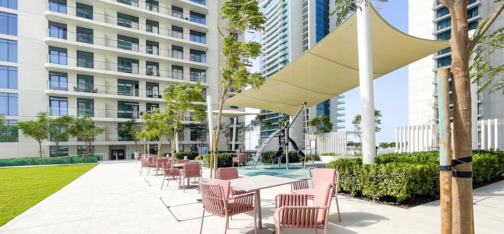 LUX The Marina Vista Beachfront Suite 5