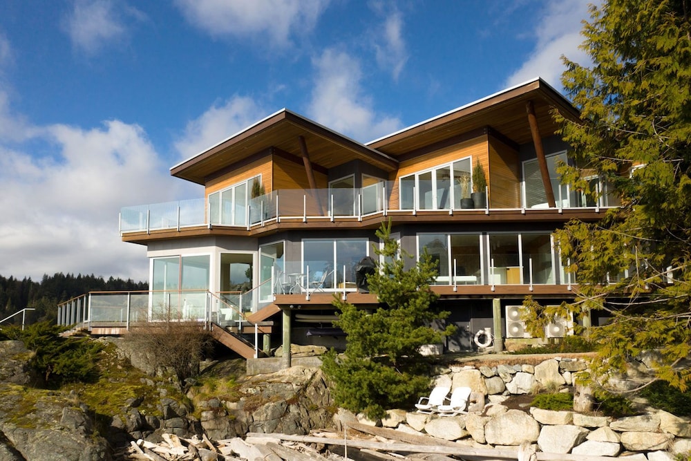 Pointhouse Suites On Sargeant Bay