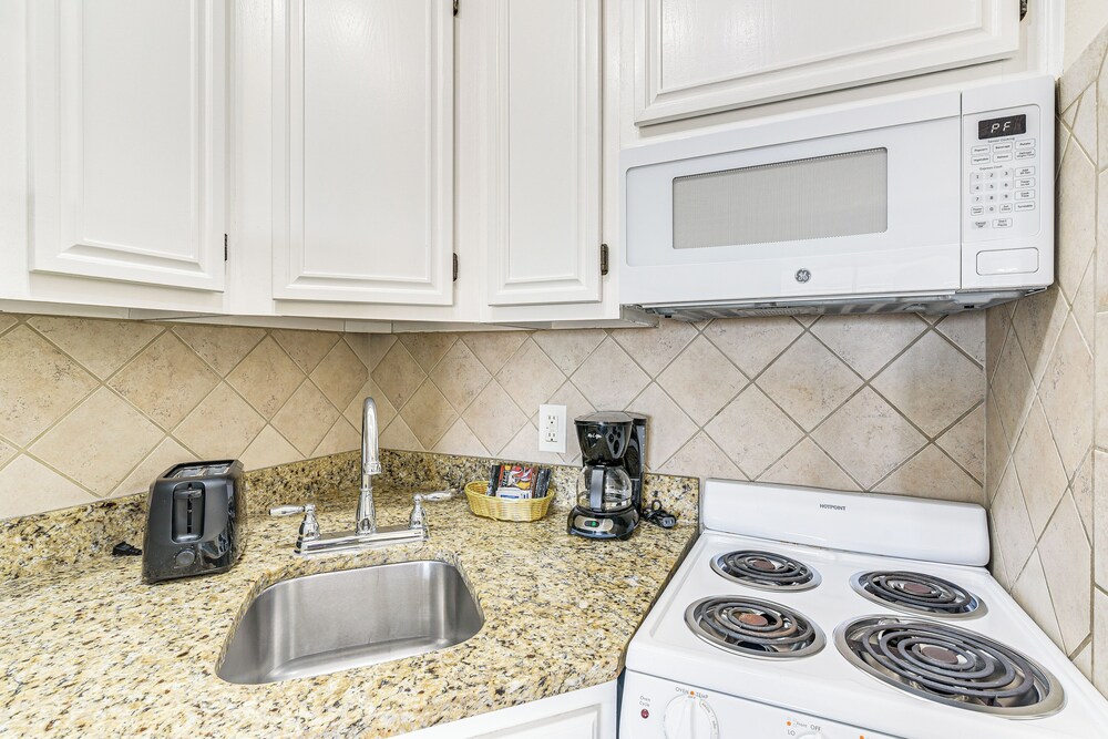 Steps to Babes Beach: Condo w/ Pool in Galveston