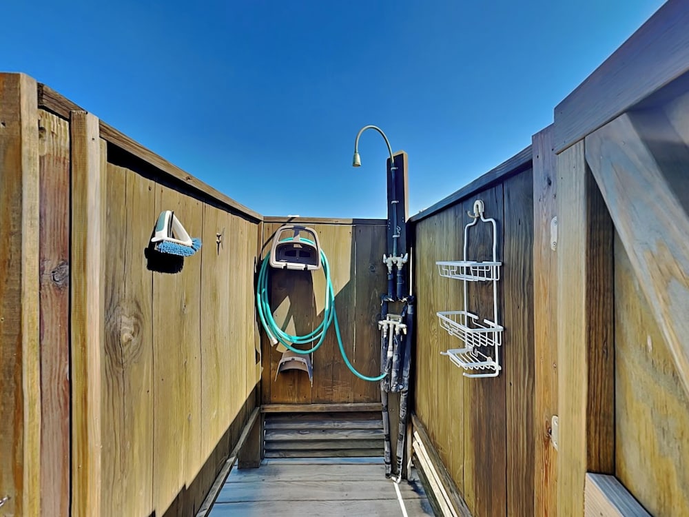 Blue Me A Wave by Topsail Realty
