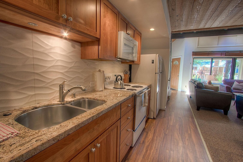 Lake Tahoe Vacations - Cartwright Corner Condo 4 Bedroom Townhouse by RedAwning - Property Image 9