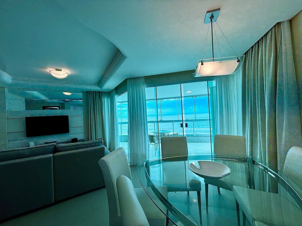 Apt w/ Gourmet Balcony Oceanfront Rkr0502