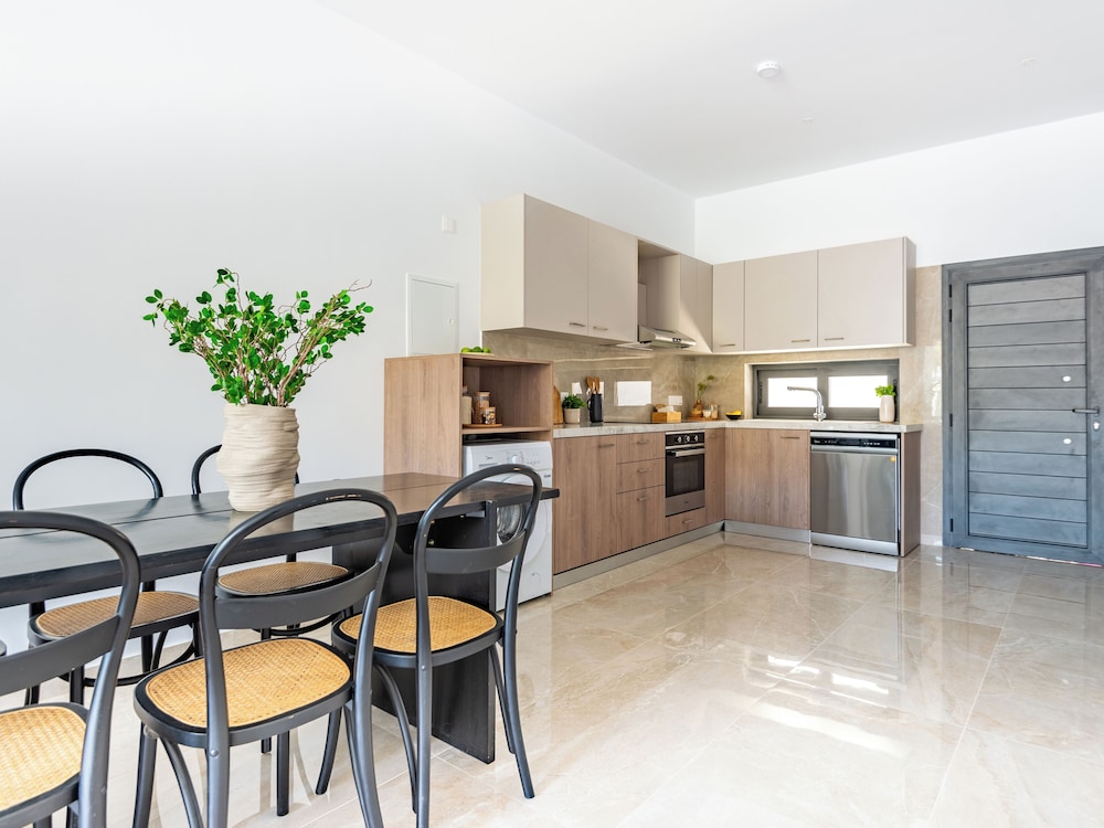 Sanders River Plaza Limassol Apartment