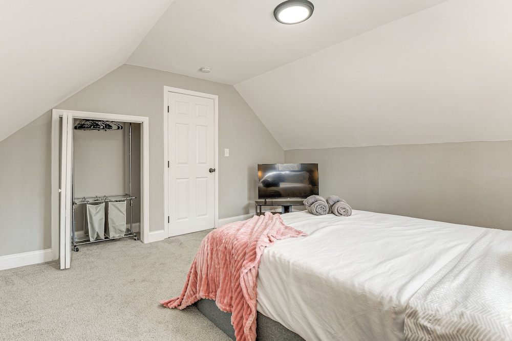 4 Mi to Universities: Quaint Parkville Apartment!