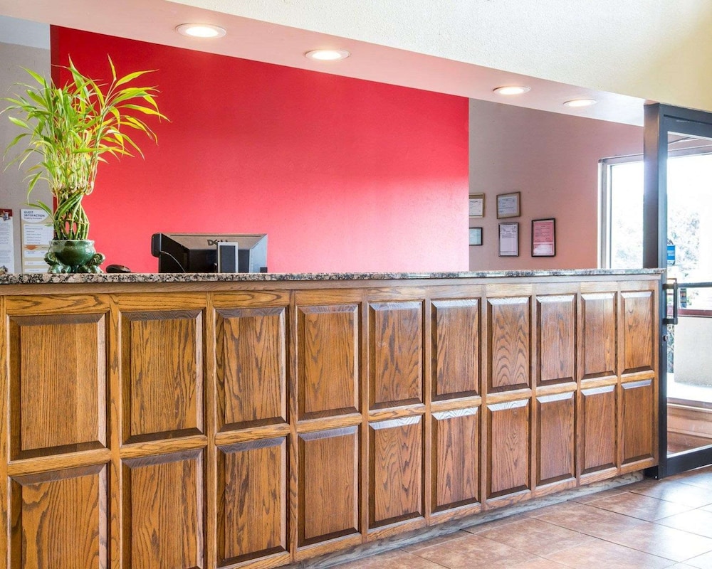 Birmingham Vacations - Econo Lodge - Property Image 3