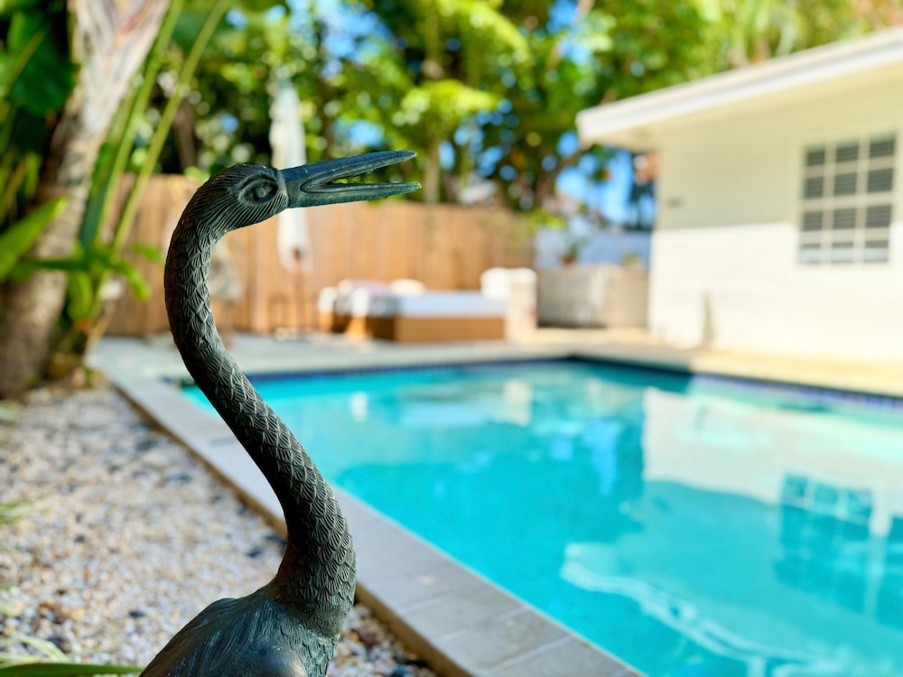 Islands Inn on the Drive - Sunshine 2BD Suite - A0