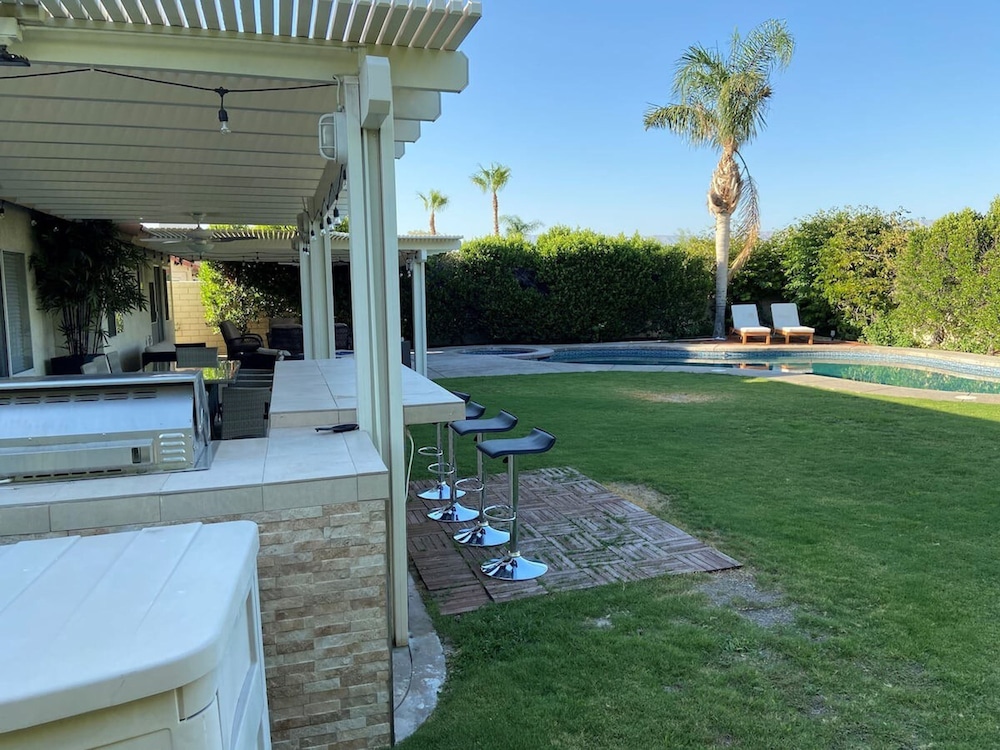Stunning 5 Star Home Retreat Private Pool Spa BBQ 4 BR