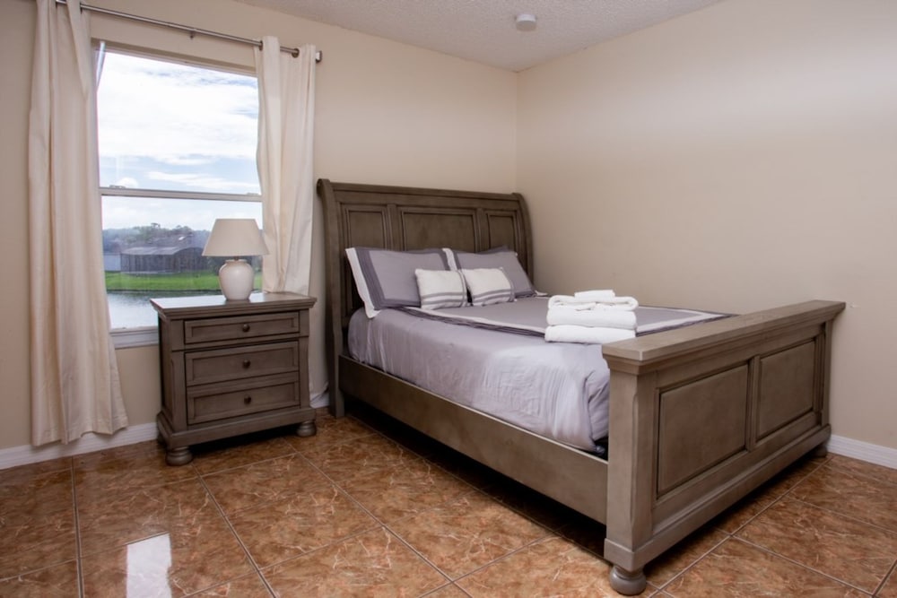 Cheerful 5 bed - 4 Bath Spacious Home