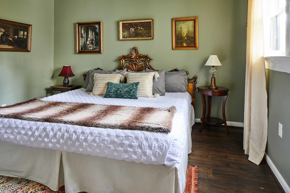 Apt2 Edenbrae - Walkable Southern Gothic Mansion