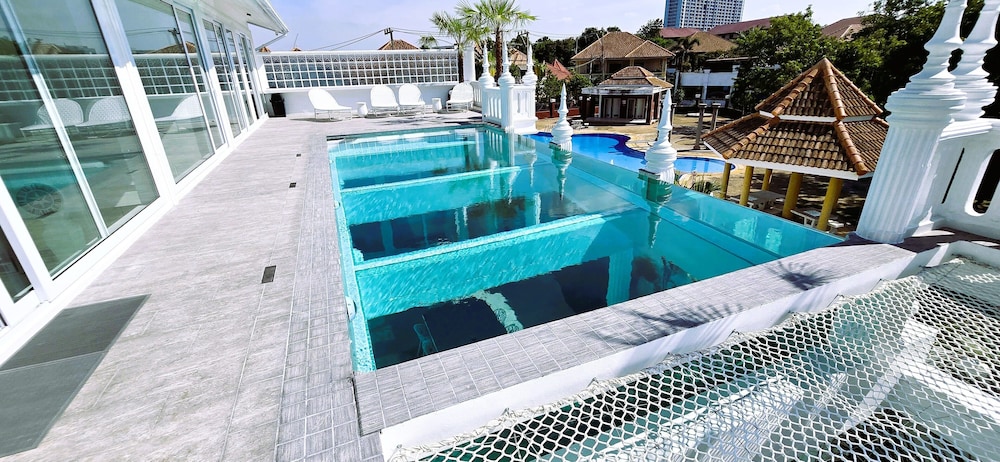 STARLAND Luxury Pool Villa Pattaya 8 Bedrooms