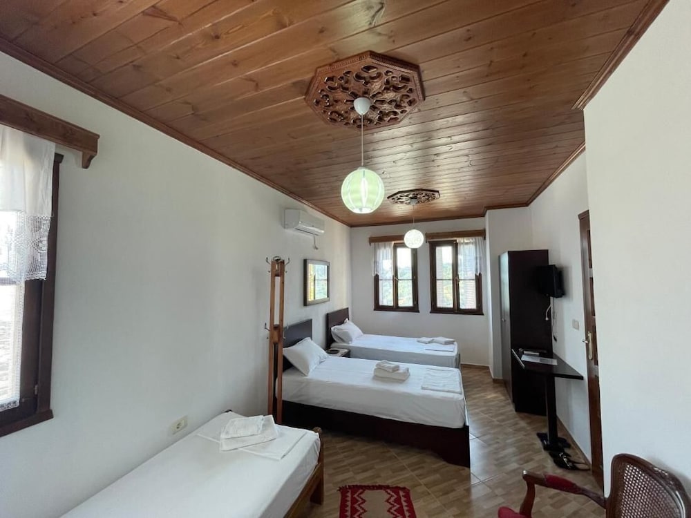 Denis - Private Rooms Guesthouse Gjirokastra