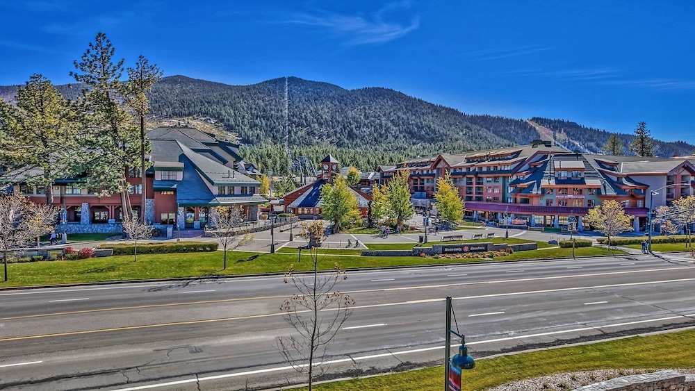 Lake Tahoe Vacations - Luxury 2br Steps From Heavenly Village  Gondola 2 Bedroom Condo by RedAwning - Property Image 7