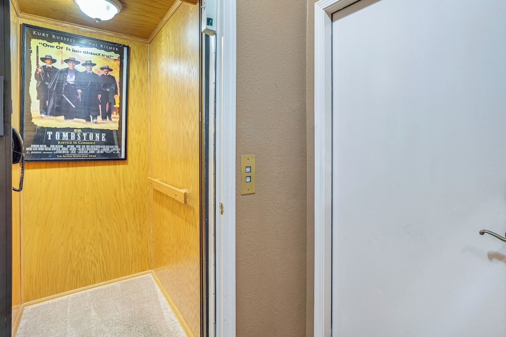 Stay, Work & Golf! Prescott Condo w/ WFH Setup