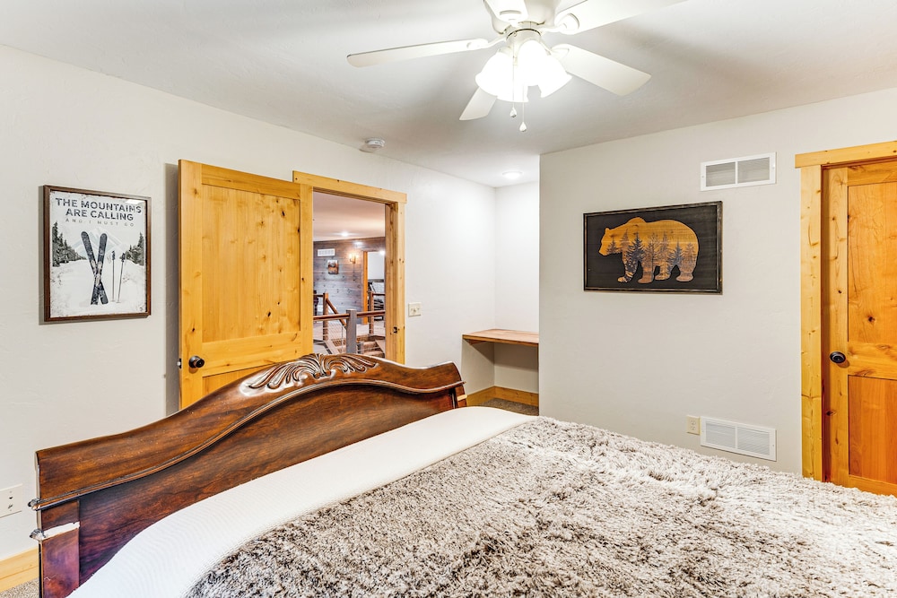 Luxe Barndominium Retreat Near Blue Spring Lake!