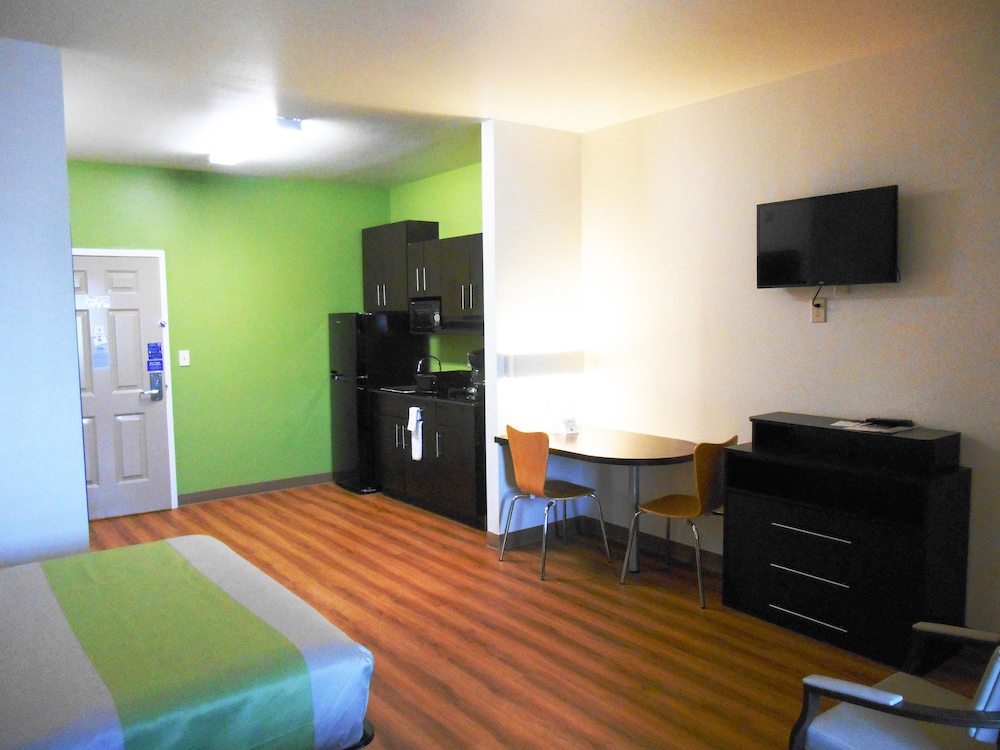 San Antonio Vacations - Super 8 by Wyndham Kenedy - Property Image 42