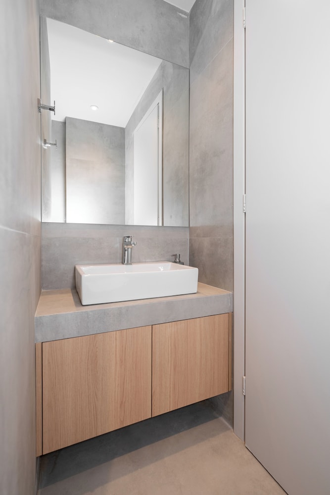 Spacious & Stylish Athens Apartment - Walk To Metro