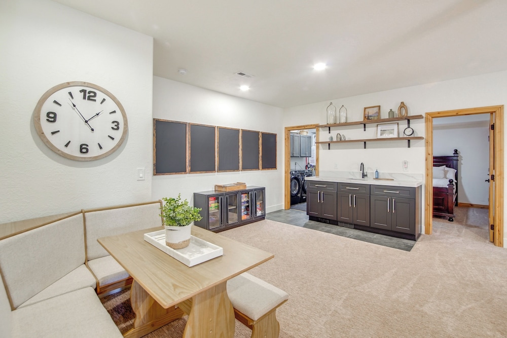 Hot Tub, Game Room! 3-story Brian Head Home