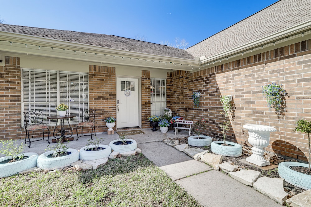 Swim & Unwind: Pet-friendly Home in Spring!